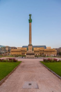 Almanya 'nın Stuttgart kentindeki Schlossplatz' da gün doğumu