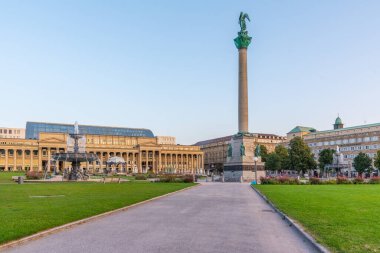Almanya 'nın Stuttgart kentindeki Schlossplatz' da gün doğumu