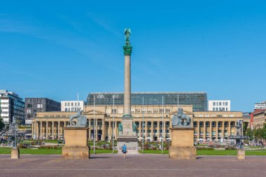İnsanlar Almanya 'nın Stuttgart kentindeki Schlossplatz' da güneşli bir günün tadını çıkarıyorlar.