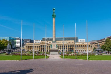 İnsanlar Almanya 'nın Stuttgart kentindeki Schlossplatz' da güneşli bir günün tadını çıkarıyorlar.