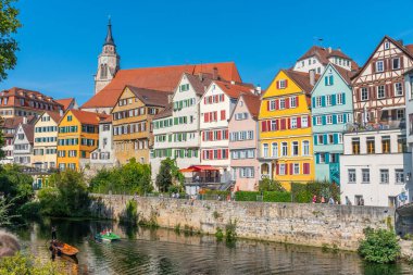 Tubingen, Almanya 'da Neckar nehri kıyısındaki renkli evler.