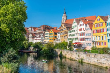 Tubingen, Almanya 'da Neckar nehri kıyısındaki renkli evler.