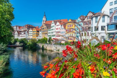 Tubingen, Almanya 'da Neckar nehri kıyısındaki renkli evler.