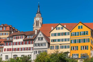 Tubingen, Almanya 'da Neckar nehri kıyısındaki renkli evler.