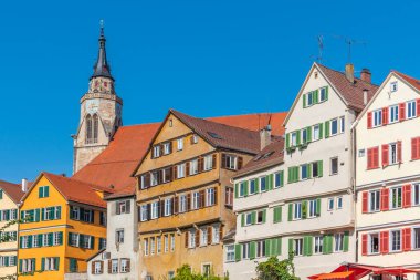 Tubingen, Almanya 'da Neckar nehri kıyısındaki renkli evler.