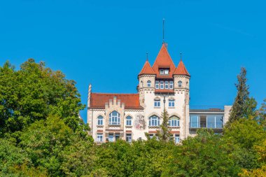 Tubingen, Almanya 'da Neckar nehri kıyısındaki renkli evler.