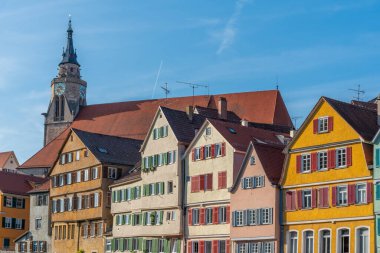Tubingen, Almanya 'da Neckar nehri kıyısındaki renkli evler.