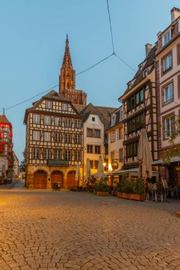 Strasbourg, Fransa 'daki hanımımızın katedralinin gün doğumu manzarası