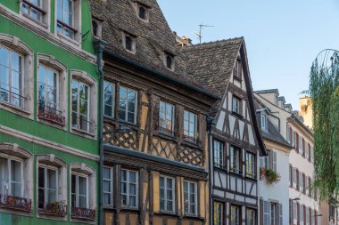 Fransa 'nın Strasbourg kentindeki eski evlerin cepheleri