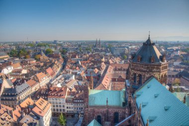 Katedralin ve Fransa 'nın eski Strasbourg kentinin havadan görünüşü