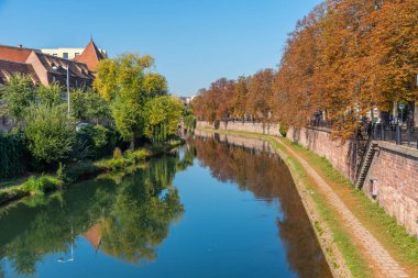 Fransa 'nın eski Strasbourg kasabasından geçen bir kanalın rıhtımı
