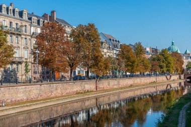 Fransa 'nın eski Strasbourg kasabasından geçen bir kanalın rıhtımı