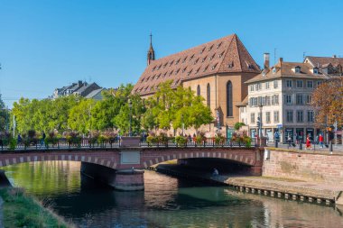 Fransa 'nın eski Strasbourg kasabasından geçen bir kanalın rıhtımı