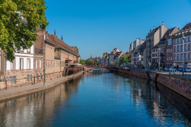 Fransa 'nın eski Strasbourg kasabasından geçen bir kanalın rıhtımı