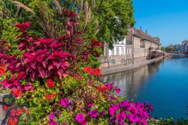 Fransa 'nın eski Strasbourg kasabasından geçen bir kanalın rıhtımı