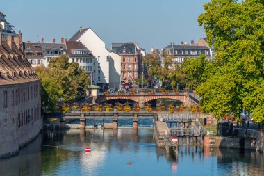 Fransa 'nın eski Strasbourg kasabasından geçen bir kanalda su kilitleniyor