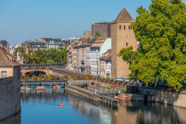 Fransa 'nın eski Strasbourg kasabasından geçen bir kanalda su kilitleniyor