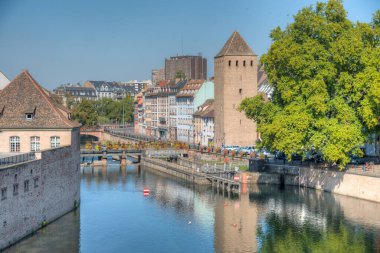 Fransa 'nın eski Strasbourg kasabasından geçen bir kanalda su kilitleniyor