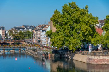 Fransa 'nın eski Strasbourg kasabasından geçen bir kanalda su kilitleniyor