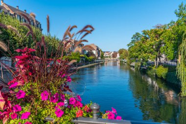 Fransa 'nın eski Strasbourg kasabasından geçen bir kanalın rıhtımı