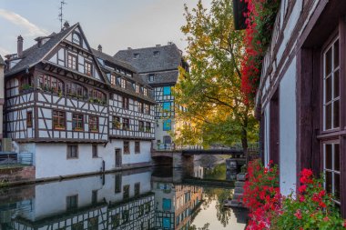 Almanya 'da Strazburg' da Petite France ilinde renkli evlerin günbatımı manzarası
