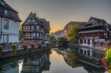 Almanya 'da Strazburg' da Petite France ilinde renkli evlerin günbatımı manzarası