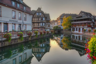 Almanya 'da Strazburg' da Petite France ilinde renkli evlerin günbatımı manzarası