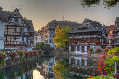 Almanya 'da Strazburg' da Petite France ilinde renkli evlerin günbatımı manzarası