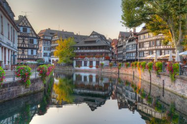 Almanya 'da Strazburg' da Petite France ilinde renkli evlerin günbatımı manzarası