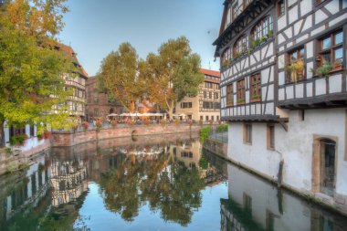 Almanya 'da Strazburg' da Petite France ilinde renkli evlerin günbatımı manzarası