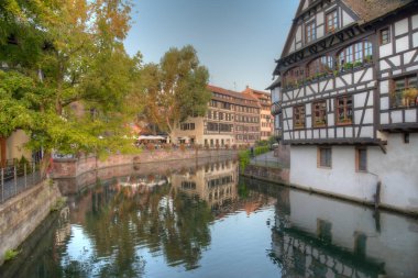 Almanya 'da Strazburg' da Petite France ilinde renkli evlerin günbatımı manzarası