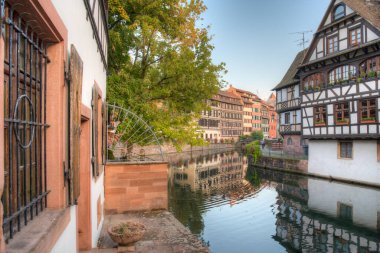 Almanya 'da Strazburg' da Petite France ilinde renkli evlerin günbatımı manzarası