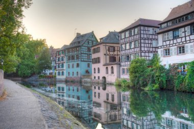 Almanya 'da Strazburg' da Petite France ilinde renkli evlerin günbatımı manzarası