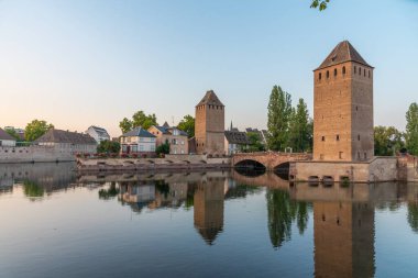 Fransa 'daki Strasbourg' da Ponts Couverts 'ün günbatımı görünümü