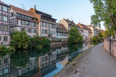 Almanya 'da Strazburg' da Petite France ilinde renkli evlerin günbatımı manzarası