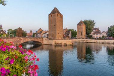 Fransa 'daki Strasbourg' da Ponts Couverts 'ün günbatımı görünümü