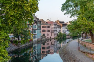Almanya 'da Strazburg' da Petite France ilinde renkli evlerin günbatımı manzarası