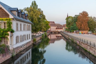 Almanya 'da Strazburg' da Petite France ilinde renkli evlerin günbatımı manzarası