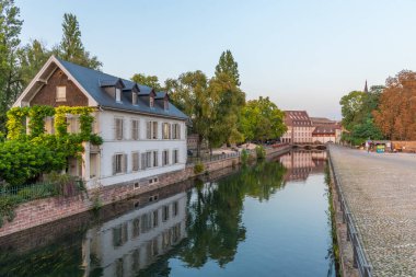 Almanya 'da Strazburg' da Petite France ilinde renkli evlerin günbatımı manzarası