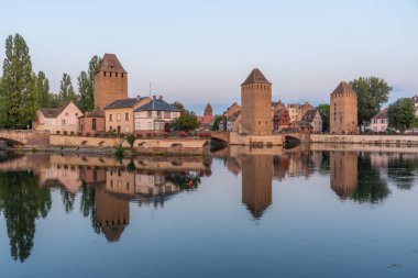 Fransa 'daki Strasbourg' da Ponts Couverts 'ün günbatımı görünümü