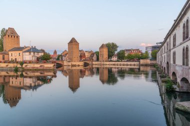 Fransa 'da Strazburg' da Ponts Couverts ve Barrage Vauban 'ın gün batımı manzarası