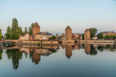 Fransa 'daki Strasbourg' da Ponts Couverts 'ün günbatımı görünümü
