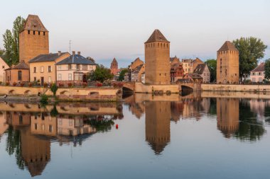 Fransa 'daki Strasbourg' da Ponts Couverts 'ün günbatımı görünümü