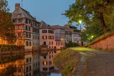 Almanya 'da Strazburg' da Petite France ilinde renkli evlerin günbatımı manzarası