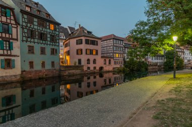 Almanya 'da Strazburg' da Petite France ilinde renkli evlerin günbatımı manzarası