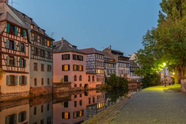 Almanya 'da Strazburg' da Petite France ilinde renkli evlerin günbatımı manzarası