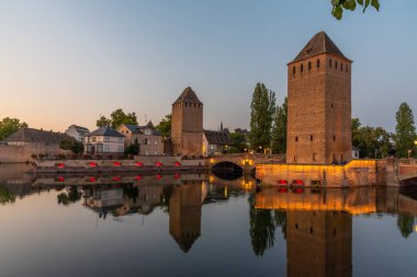 Fransa 'daki Strasbourg' da Ponts Couverts 'ün günbatımı görünümü