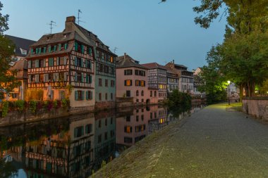 Almanya 'da Strazburg' da Petite France ilinde renkli evlerin günbatımı manzarası