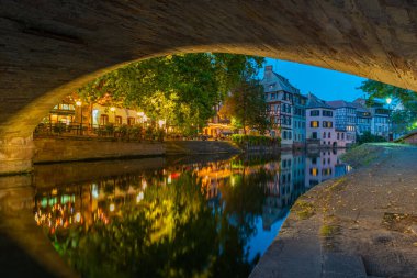 Almanya 'da Strazburg' da Petite France ilinde renkli evlerin günbatımı manzarası