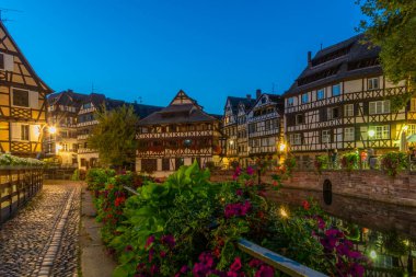 Almanya 'da Strazburg' da Petite France ilinde renkli evlerin günbatımı manzarası